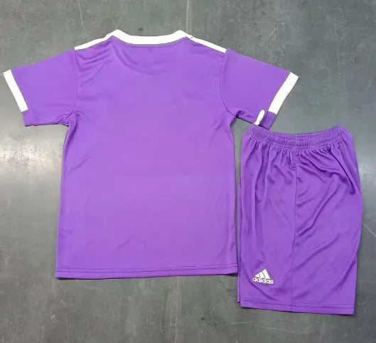 Conjunto visitante infantil del Real Madrid 2016/2017