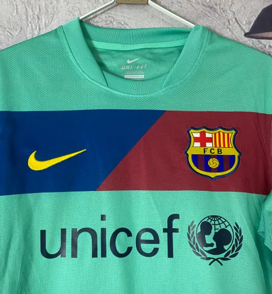 قميص برشلونة الاحتياطي لموسم 2010/2011 بتصميم كلاسيكي