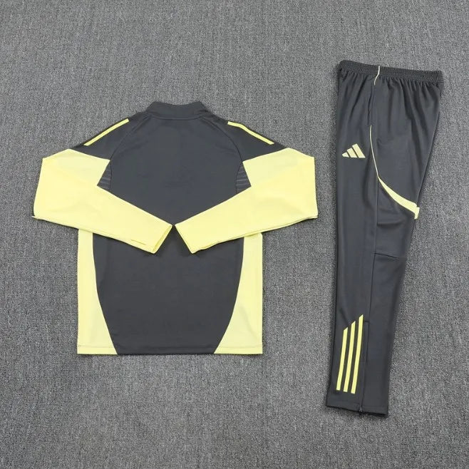 طقم رياضي رمادي بسحاب ربعي لريال مدريد لموسم 2025/2026