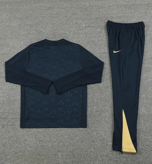 طقم رياضي أزرق بسحاب ربعي لفريق برشلونة لموسم 2024/2025