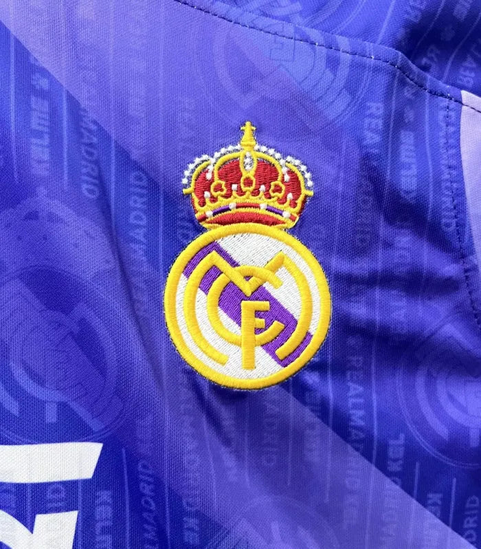 طقم ريال مدريد الاحتياطي لموسم 1996/1997 (نسخة كلاسيكية)
