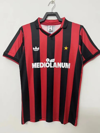 طقم ميلان الأساسي لموسم 1990/1991 بتصميم كلاسيكي