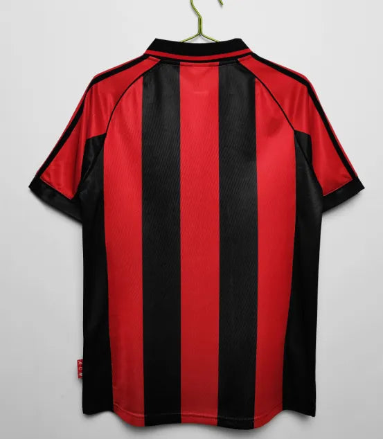 طقم ميلان الأساسي لموسم 1998/1999 بتصميم كلاسيكي