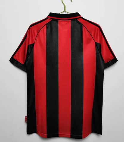 طقم ميلان الأساسي لموسم 1998/1999 بتصميم كلاسيكي