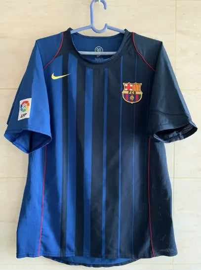 قميص برشلونة الاحتياطي لموسم 2004/2005 (نسخة كلاسيكية)