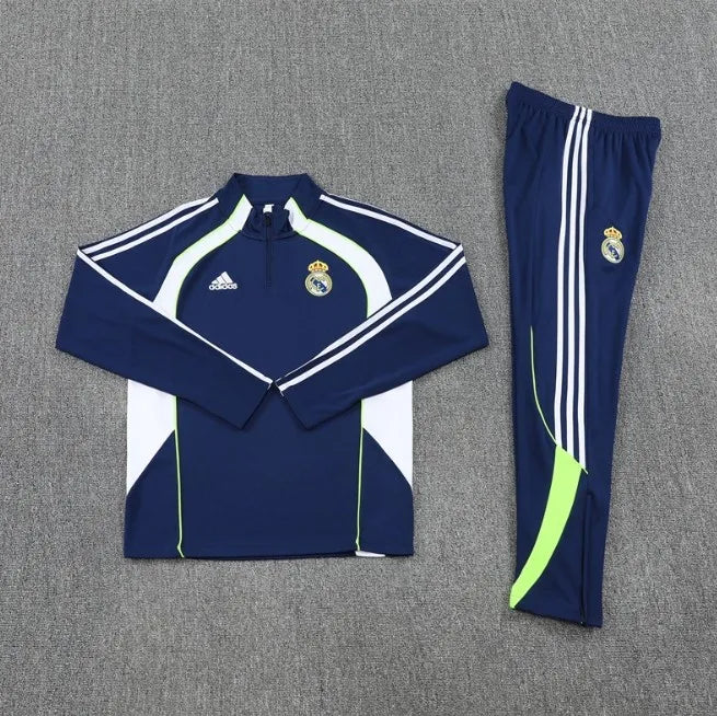 طقم رياضي لريال مدريد لموسم 2025/2026 بسحاب ربعي، أزرق/أبيض