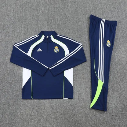 طقم رياضي لريال مدريد لموسم 2025/2026 بسحاب ربعي، أزرق/أبيض