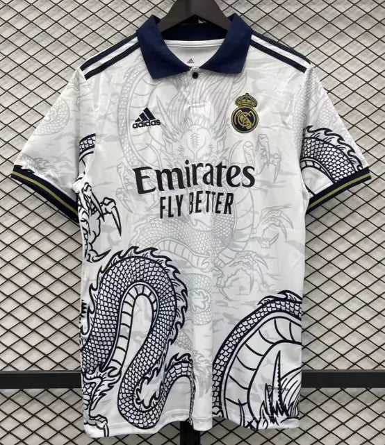 تصميم ريال مدريد 2022/2023 باللون الأبيض