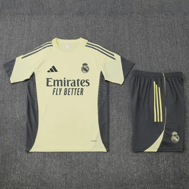 طقم رياضي أصفر بأكمام قصيرة وشورت من ريال مدريد لموسم 2025/2026