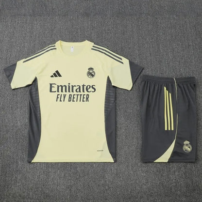 طقم رياضي أصفر بأكمام قصيرة وشورت من ريال مدريد لموسم 2025/2026