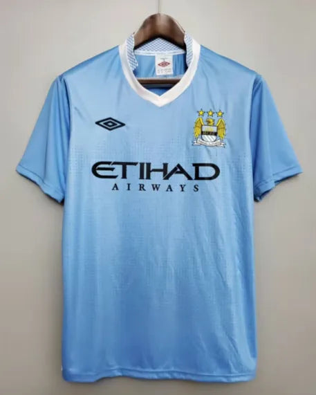 طقم مانشستر سيتي الأساسي لموسم 2011/2012 بتصميم كلاسيكي