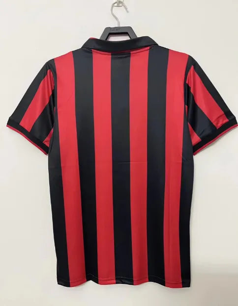 طقم ميلان الأساسي لموسم 1990/1991 بتصميم كلاسيكي