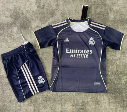 Conjunto visitante del Real Madrid 2025/2026 (adultos y niños)