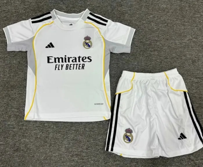 طقم ريال مدريد الأساسي لموسم 2025/2026 (للكبار والصغار)