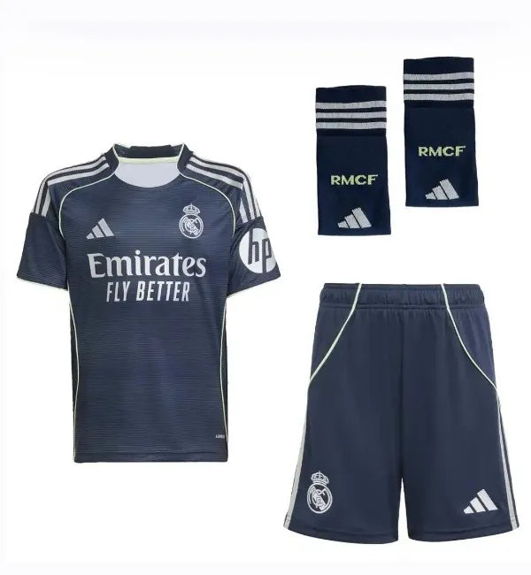 Conjunto visitante del Real Madrid 2025/2026 (adultos y niños)