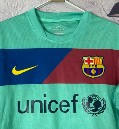 قميص برشلونة الاحتياطي لموسم 2010/2011 بتصميم كلاسيكي