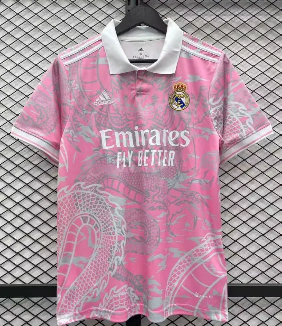 تصميم ريال مدريد لموسم 2022/2023 باللون الوردي