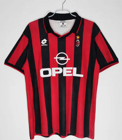 طقم ميلان الأساسي لموسم 1995/1996 بتصميم كلاسيكي