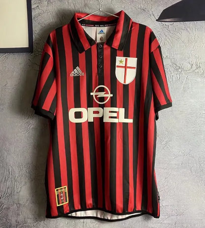 طقم ميلان الأساسي لموسم 1999/2000 بتصميم كلاسيكي
