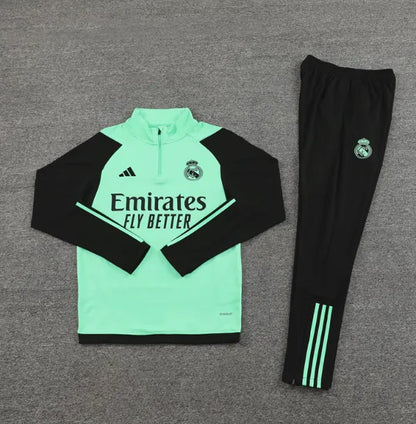 طقم رياضي أخضر بسحاب ربعي من ريال مدريد لموسم 2023/2024