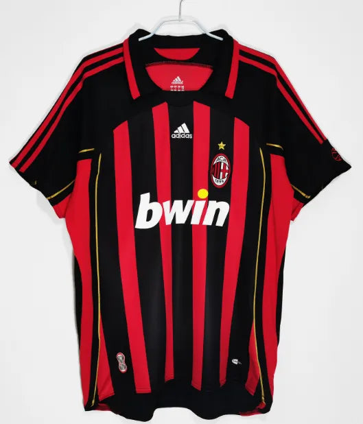 طقم ميلان الأساسي لموسم 2006/2007 بتصميم كلاسيكي