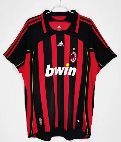 طقم ميلان الأساسي لموسم 2006/2007 بتصميم كلاسيكي
