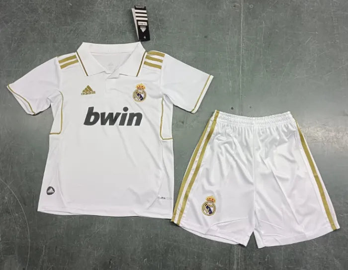 Conjunto retro local del Real Madrid 2011/2012 para niños