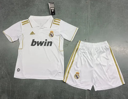Conjunto retro local del Real Madrid 2011/2012 para niños