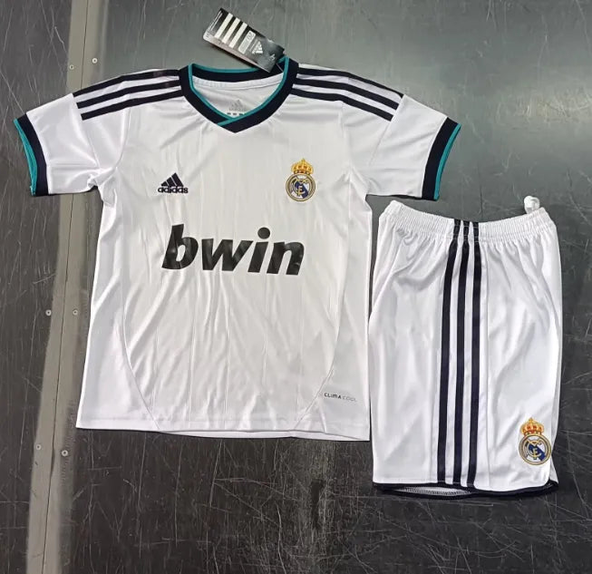 Conjunto retro local del Real Madrid 2012/2013 para niños