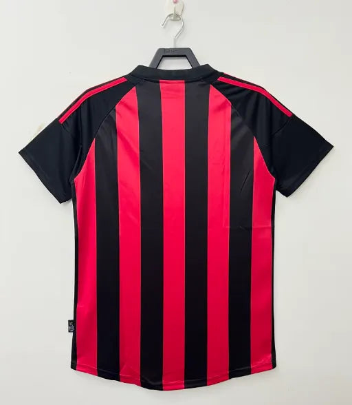 طقم ميلان الأساسي لموسم 2002/2003 بتصميم كلاسيكي