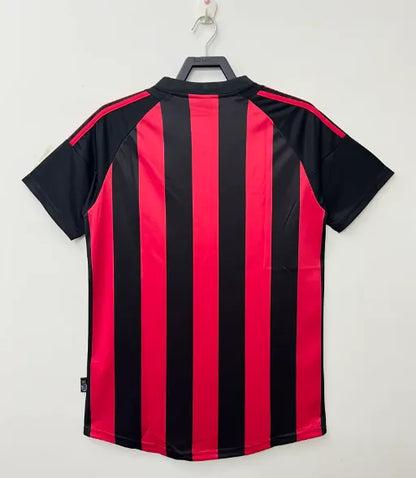 طقم ميلان الأساسي لموسم 2002/2003 بتصميم كلاسيكي