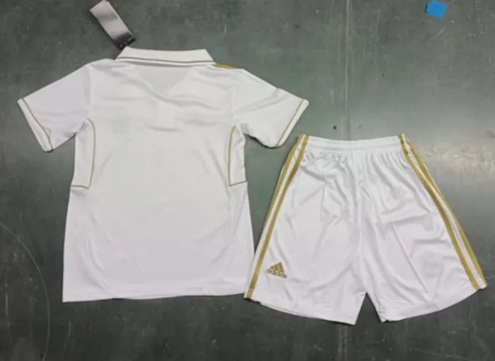 Conjunto retro local del Real Madrid 2011/2012 para niños