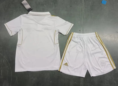 Conjunto retro local del Real Madrid 2011/2012 para niños