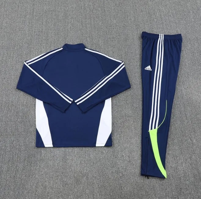 طقم رياضي لريال مدريد لموسم 2025/2026 بسحاب ربعي، أزرق/أبيض