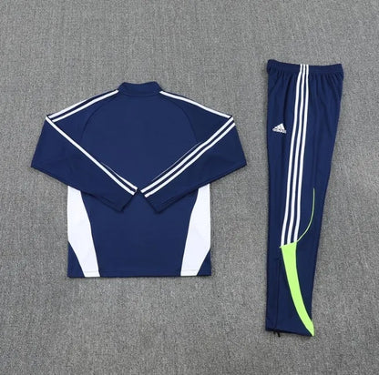 طقم رياضي لريال مدريد لموسم 2025/2026 بسحاب ربعي، أزرق/أبيض