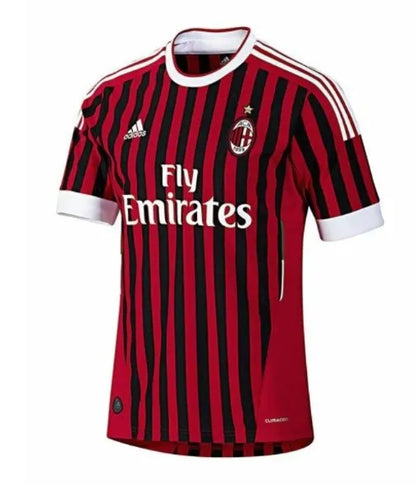 طقم ميلان الأساسي لموسم 2011/2012 بتصميم كلاسيكي