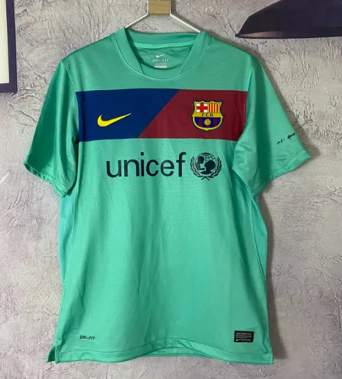 قميص برشلونة الاحتياطي لموسم 2010/2011 بتصميم كلاسيكي