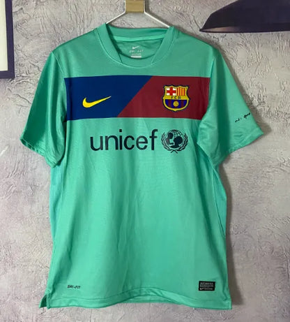 قميص برشلونة الاحتياطي لموسم 2010/2011 بتصميم كلاسيكي