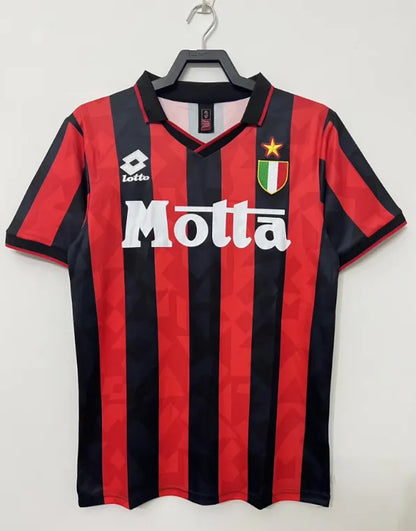 طقم ميلان الأساسي لموسم 1993/1994 بتصميم كلاسيكي