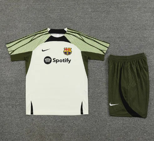 طقم رياضي قصير الأكمام وشورت من برشلونة لموسم 2023/2024، لون كريمي