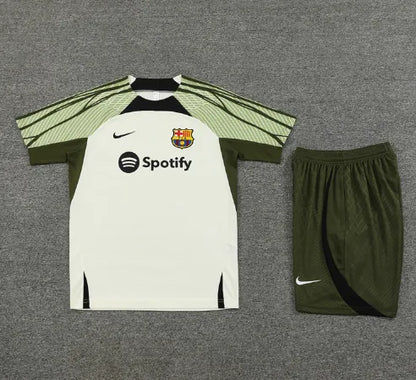 طقم رياضي قصير الأكمام وشورت من برشلونة لموسم 2023/2024، لون كريمي