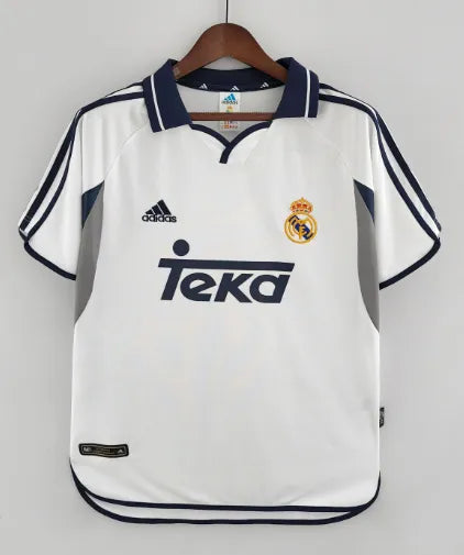 طقم ريال مدريد الأساسي لموسم 2000/2001 بتصميم كلاسيكي